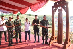 Keterangan: Pangdam IV Diponegoro Mayjen TNI Deddy Suryadi, bersama Bupati Kendal, Dico M Ganinduto, saat acara acara Pangdam IV/Diponegoro panen jagung bersama rakyat, di Yayasan Rumpun Diponegoro Dusun Pablengan Desa Sidokumpul Kecamatan Patean Kabupate