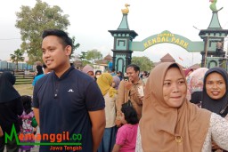 Keterangan: Bupati Kendal, Dico M Ganinduto, saat menyambut ribuan masyarakat di Rumdin Kendal Park, Rabu 10/07/2024. (Roni/Jateng Memanggil)
