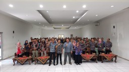 Keterangan: Ketua KPU Kendal, Kasanudin (depan kanan) saat mengikuti acara pendidikan politik bersama Kesbangpol Kendal, di ruang Abdi Praja, Selasa 16/07/2024. (Ist/Jateng Memanggil)