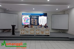 Keterangan: Kepala Diskominfo Kendal, Ardhi Prasetiyo (kedua dari kiri) saat menggelar konfrensi press terkait Pekan Raya Kendal 2024, di ruang Abdi Praja Kendal, Selasa 16/07/2024. (Roni/Jateng Memanggil)