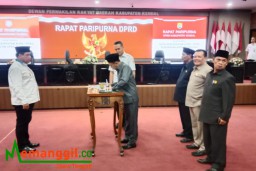 Keterangan: Ketua DPRD Kendal, Muhammad Makmun, saat menandatangani kesepakatan bersama terkait nota kesepakatan KUPA-PPAS Perubahan APBD Kendal tahun 2024, di ruang Paripurna DPRD Kendal, Rabu 31/07/2024. (Roni/Jateng Memanggil)