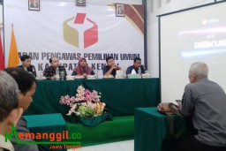 Keterangan: Ketua Bawaslu, Heavy Indah Okataria (depan tengah) saat konferensi press, di ruang Gakkumdu Bawaslu Kendal, Senin 05/08/2024. (Roni/Jateng Memanggil)
