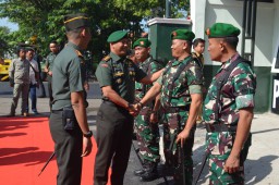 Keterangan: Danrem 073/Makutarama,Kolonel Inf Ari Prasetya, saat melaksanakan kunjungan kerja dan pengarahan kepada prajurit Kodim Kendal dan persit KCK cabang XXXVI, Senin 05/08/2024. (Ist/Jateng Memanggil)