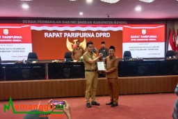 Keterangan: Bupati Kendal, Dico M Ganinduto (kiri) saat menyerahkan berkas nota keuangan anggaran perubahan APBD Kendal 2024, usai sidang Paripurna DPRD Kendal, Senin 05/08/2024. (Roni/Jateng Memanggil)
