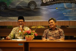 Keterangan: Setda Kendal, Sugiono (kiri) saat melaunching program Empeng Pedes, di kantor DMPTSP Kendal. (Ist/Jateng Memanggil)