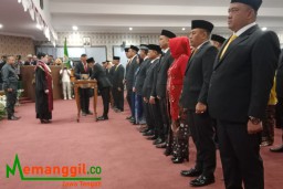 Keterangan: 50 anggota baru DPRD Kendal periode 2024-2029 saat diangkat sumpahnya dalam pelantikan DPRD Kendal 2024-2029, di Gedung DPRD Kendal, Rabu 14/08/2024. (Roni/Jateng Memanggil)