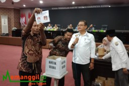 Keterangan: Ketua Panitia Pemilihan Ketua Paguyupan Kades Bahurekso Kendal, Bani Ardi (baju seragam putih) saat membacakan perolehan suara, di Gedung DPRD Kendal, Kamis 15/08/2024. (Roni/Jateng Memanggil)