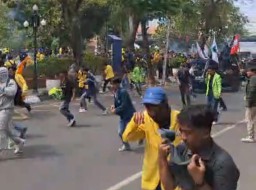 Keterangan: Masa Demo saat melakukan aksi  tolak revisi UU Pilkada, di DPRD Jateng, Kamis 22/08/2024. (Ist/Jateng Memanggil)