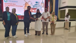 Keterangan: Direktur PEM Akamigas Erdila Indriani, saat menerima penghargaan dari BNI, di kantor PEM AKamigas (Jateng Memanggil)