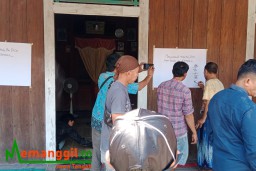 Keterangan: Salah seorang warga di Kendal, Abdullah, saat melakukan tandatangan sebagai bentuk dukungan ke Bupati Dico, agar berkenan kembali maju di Pilkada Kendal, di Desa Kalirejo Kangkung, Minggu 25/08/2024. (Roni/Jateng Memanggil)