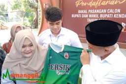 Keterangan: Paslon Mirna- Ricki usai melakukan pendaftaran Calon Bupati- Wakil Bupati Kendal, di KPU Kendal, Rabu 28/08/2024. (Jateng Memanggil)
