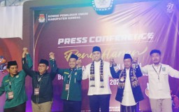 Keterangan: Paslon Balon Bupati-Wakil Bupati Kendal, Dico- Ustad Ali, saat mendaftarkan diri bersama DPC PKB, di KPU Kendal, Jumat 30/08/2024. (Jateng Memanggil)