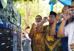 Keterangan: Direktur Utama Perumda Air Minum Tirto Panguripan Kendal (pertama ujung) saat mencicipi air siap minum, di Kendal.