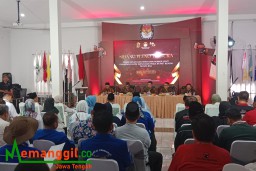 Keterangan: KPU Kendal, saat menetapkan paslon dan nomer urut paslon Cabup- Cawabup Kendal, di Aula KPU Kendal, Senin 23/09/2024. (Jateng Memanggil)