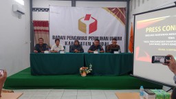 Keterangan: Ketua Bawaslu Kendal, Hevy Indah Oktaria (ketiga dari kiri) saat menggelar Conferensi Pres Pengawasan Tahapan Pencalonan Cabup- Cawabup Kendal, di Ruang Gakkumdu Bawaslu Kendal, Senin 23/09/2024. (Jateng Memanggil)