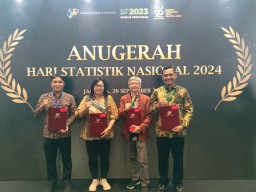 Keterangan: Kepala Diskominfo Kendal, Ardhi Prasetiyo (pertama dari kiri) saat menerima penghargaan dari BPS RI, dalam acara EPSS Tahun 2024, yang digelar di Hotel Grand Mercure - Kemayoran Jakarta, Kamis 26/9/2024. (Ist/Jateng Memanggil)