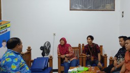 Keterangan: Ketua Bawaslu Kendal, Hevy Indah Oktaria (kerudung merah) saat meminta klarifikasi dari Windu Suko Basuki terkait dugaan penggunaan fasikitas jabatan, di Posko Pemenangan Baznas. Jumat 27/09/2024. (Ist/Jateng Memanggil)