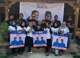 Keterangan: Relawan Gasdor Kendal, saat foto bersama usai deklarasi dukungan kepada Ahmaf Luthfi- Taj Yasin, di WM Kampung Rasa Weleri, Selasa 01/10/2024. (Jateng Memanggil)