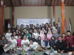 Keterangan: Pengurus Pelataran Sastra Kaliwungu bersama peserta workshop pelatihan penulisan sastra, usai kegiatan workshop, di Pantai Indah Kemangi. (Jateng Memanggil)