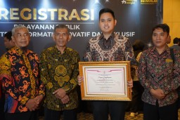 Keterangan: Bupati Kendal, Dico M Ganinduto, saat menerima penghargaan Top inovasi Pelayanan Publik dari KEMENPANRB, di Jakarta. (Ist/ Jateng Memanggil)
