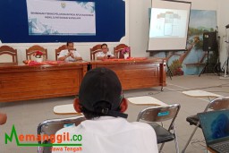 Keterangan: Kabid Aplikasi dan Informatika Diskominfo Kendal, Heri Aryanto, saat memberikan Bimtek pada aplikasi Dokar kepada para apratur desa di Kecamatan Ngampel, di Aula Kecamatan Ngampel, Rabu 30/10/2024. (Roni/Jateng Memanggil)
