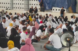 Keterangan: Para petugas dari KPU Kendal, saat sedang melakukan pengawasan dalam kegiatan pelipatan surat suara, di gudang KPU di Gedung Islamic Center Kelurahan Bugangin, Kendal, Selasa 05/11/2024. (Ist/Memanggil)