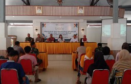 Keterangan: Kepala DP2KBP2PA, Albertus Hendri Setyawan (ketiga dari kiri) saat memberikan pembinaan anak- anak remaja, di Aula Kecamatan Weleri, Rabu 06/11/2024. (Ist/Jateng Memanggil)