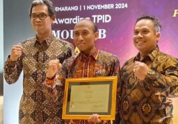 Keterangan: PJ. Sekda Kendal, Agus Dwi Lestari (tengah) saat menerima penghargaan IPH 2024. (Ist/Jateng Memanggil)