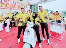 Keterangan: Ketua DPD Kendal Partai Golkar, Bagus Bimo Alit (kanan) saat mengikuti senam masal bersama para kader Partai Golkar, di lapangan Desa Sambongsari Kecamatan Weleri Sabtu 16/11/2024. (Ist/Jateng Memanggil)