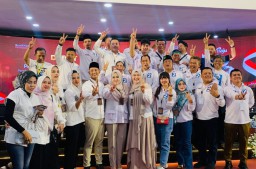 Keterangan:Paslon Bupati- Wakil Bupati Kendal nomor urut 02, Mirna Annisa-Urike Hidayat berfoto bersama usai Debat Publik Terakhir di Gedung DPRD Kendal, Senin 18/11/2024. malam (Ist/Jateng Memanggil)
