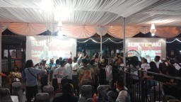 Keterangan: Para pendukung dari tiga paslon Bupati- Wakil Bupati Kendal, saat mengikuti acara debat publik terakhir cabup- cawabup Kendal, di Gedung DPRD Kendal, Senin 18/11/2024. (Jateng Memanggil)