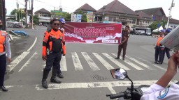 Keterangan: Petugas Kejari Kendal dan Dishub Kendal saat mensosialisasikan anti korupsi dengan membagikan stiker kepada pengguna jalan di simpang empat Alun- Alun Kendal, Senin 09/12/2024. (Ist/Jateng Memanggil)