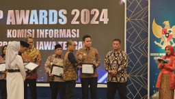 Keterangan: Bupati Kendal, Dico M Ganinduto, saat menerima penghargaan Keterbukaan Publik Award 2024, di Patra Semarang Hotel & Convention Ballroom Rama Shinta.