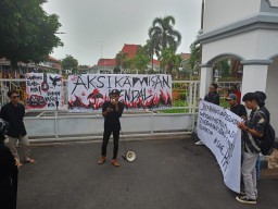 Keterangan: Puluhan warga yang mengatasnamakan Aksi Kamisan Kendal saat mengelar aksi di depan pintu gerbang Pendopo Kendal, Kamis 12/12/2024 sore. (Ist/Jateng Memanggil)