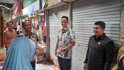Keterangan: Anggota DPR RI Komisi VI, Firnando Ganinduto (baju batik lengan pendek) saat mengunjungi Pasar Boja, Kendal, Selasa 24/12/2024. (Roni/Jateng Memanggil)