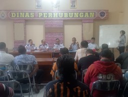 Keterngan: Kepala Bidang Lalu lintas pada Dishub Kendal, Sofyan Efendi (kedua dari kanan depan) saat melaksanakan pelelangan pada 34 titik di wiliayah Kendal, di Kantor Dishub Kendal, Senin 30/12/2024 (Roni/Jateng memanggil)