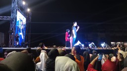 Keterangan: Bupati Dico bersama sang istri Chacha Frederica, saat berpamitan dengan warga Kendal dalam acara Semarak Akhir Tahun Kendal, di Stadion Kebondalem Kendal, Senin 30/12/2024. (Roni/Jateng Memanggil) 