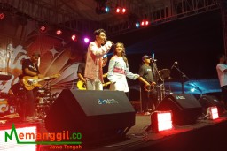 Keterangan: Eby DA5 dan Najla Atilla saat manggung di Pesta Raya INDOSIAR, di Stadion Kebondalem Kendal, Sabtu 21/12/2024 malam. (Roni/Jateng Memanggil)