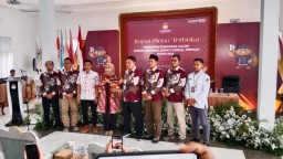 Keterangan: Jajaran Anggota KPU Kendal bersama Bupati Kendal terpilih, usai mengikuti Rapat Pleno Terbuka Penetapan Paslon Bupati- Wakil Bupati Kendal Terpilih di Pilkada Kendal 2024, di Aula KPU Kendal, Kamis 09/01/2024. (Roni/Jateng Memanggil)