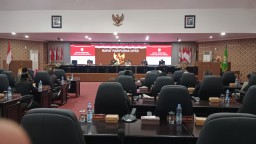 Keterangan: Ketua DPRD Kendal, Mahfud Sidiq (tengah depan) saat memimpin sidang paripurna DPRD Kendal dengan agenda pengumuman dan penetapan bupati- wakil bupati Kendal terpilih, di ruang Paripurna DPRD Kendal, Jumat 10/01/2024. (Roni/Jateng Memanggil)