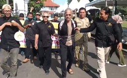 Keterangan: Salah seorang wartawan yang tergabung dalam Forum Wartawan Kendal, Slamet Priatyn, saat diikat dan diserat dalam pertunjukan treatikal peringatan HPN 2025 di Alon- alon Kendal, Jumat 14/02/2025. (dok/Jateng Memanggil)