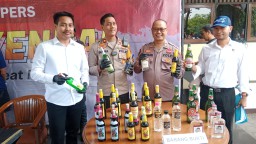 Keterangan: Wakapolres Kendal, Kompol Indra Jaya Syafputra, saat konferensi pers yang digelar di depan lobi Polres Kendal, Jumat (21/02/2025).