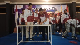 Keterangan: Anggota DPRD Jateng, Kholid Abdillah (jaket merah putih) saat akan menandatangai SK Ketua ESI Kendal, di Warmindo Kendal, Minggu 23/02/2025 malam. (Roni/Jateng Memanggil)