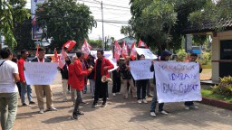 Keterangan: GMNI Rembang, saat menggelar aksi demo, di depan Gedung DPRD Rembang, Kamis 27/02/2025. (Ist/Jateng Memanggil)