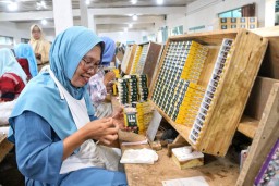 Buruh Rokok di Kudus Terlihat Bahagia Setelah BLT Cair (Jateng Memanggil/Ist)