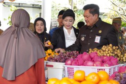 Pejabat Sekda Pemkot Salatiga Kunjungan UMKM Buah-Buahan (Jateng Memanggil/Ist)