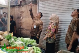 Keterangan: Gubernur Jateng, Ahmad Lutfi saat mengunjungi Pasar Boja bersama Bupati Kendal, Jumat 07/03/2025. (Roni/Jateng Memanggil)