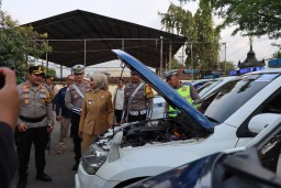 Keterangan: Kapolres Kendal, AKBP Feria Kurniawan bersama Bupati Kendal, Dyah Kartika Purnamasari, saat melakukan pengecekan beberapa armada yang digunakan dalam pengamanan arus mudik, di Halaman Mapolres Kendal, Jumat 21/03/2025. (Ist/Jateng Memanggil)