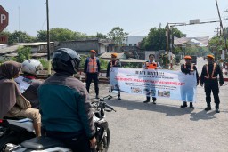 Keterangan: Para petugas KAI Daop 4 Semarang, saat memberikan himbauan kepada para pengguna jalan yang akan melintasi rel kereta api, di Semarang, Kamis 27/03/2025. (Ist/Jateng Memanggil)