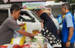 Pedagang Kudus Menjual Barang Kebutuhan Pokok Seperti Beras, Gula, dan Minyak (Jateng Memanggil/Antara)